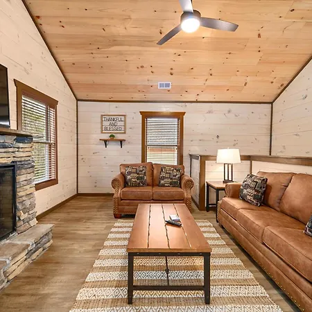 Luxury 3-Br Cabin Minutes From Parkway With Game Room And Hot Tub
